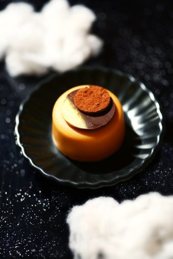 Bread-Cloud-Studio-Fiona-Kwok-Chocolate-Moon-Cake-4289